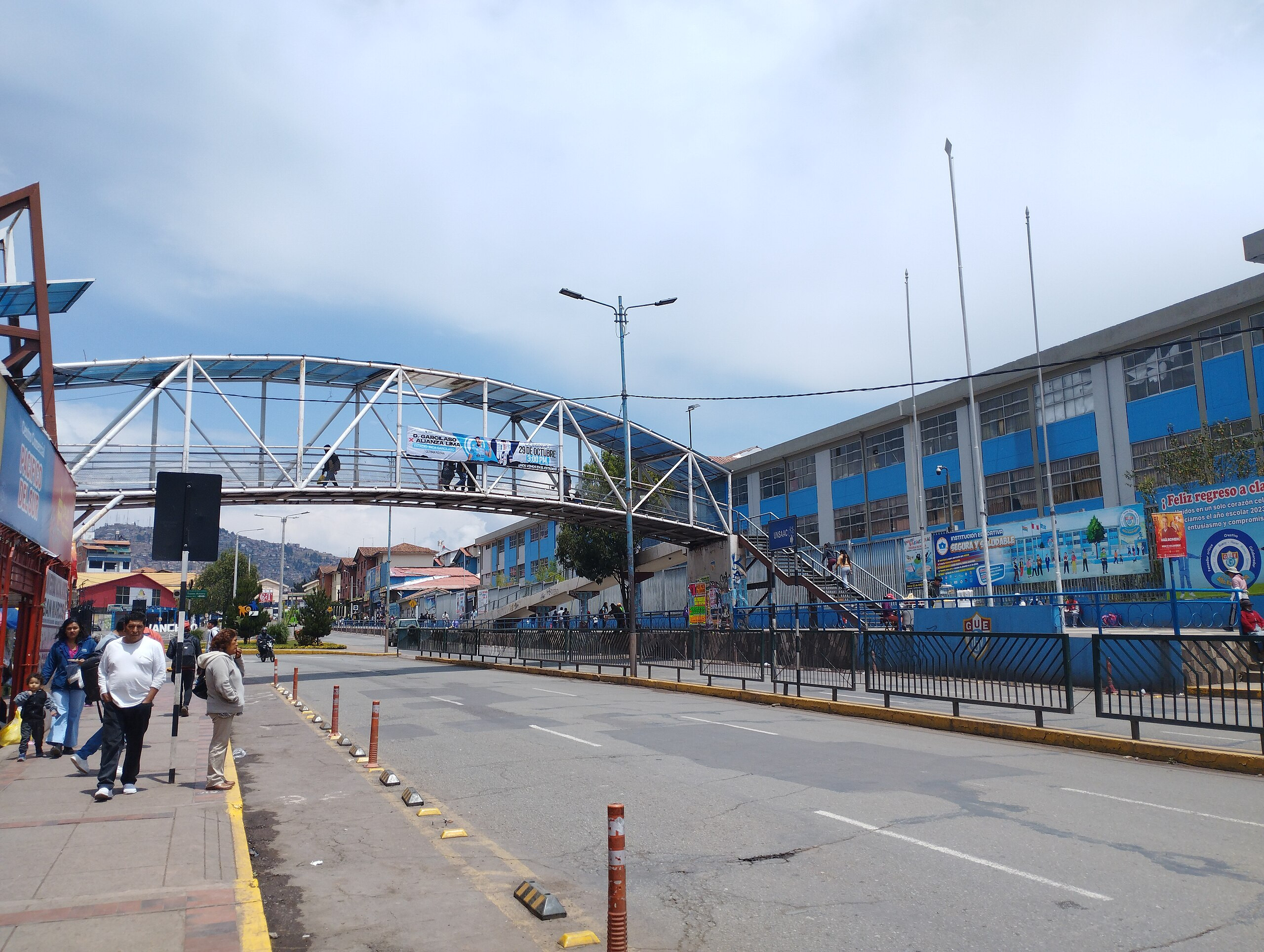 Puente_del_Colegio_Inca_Garcilaso_de_la_Vega_01.jpg