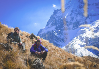 NUESTROS VIAJES A LOS NEVADOS NO SON SIMPLES ESCAPADAS  “Entendemos que estos lugares sagrados merecen un respeto profundo y una preparación meticulosa”